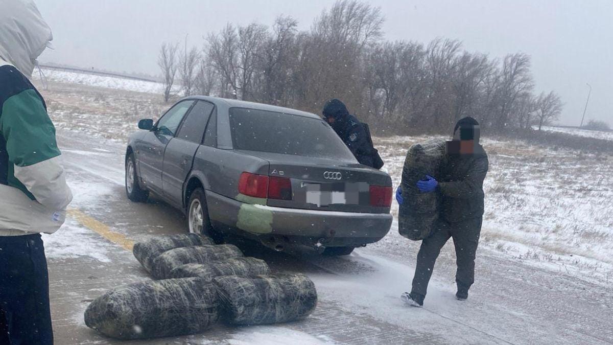 На трассе "Караганда-Астана" задержали водителя с 266 кг марихуаны в багажнике.